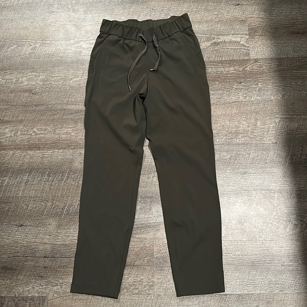 Lululemon size 2 on the fly plants green